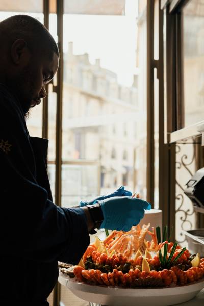 découvrir le banc de l'écailler place Gambetta dans le restaurant de fruits de mer à Bordeaux