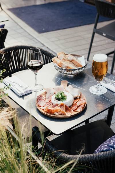 planche de charcuterie en service contenu à Bordeaux centre