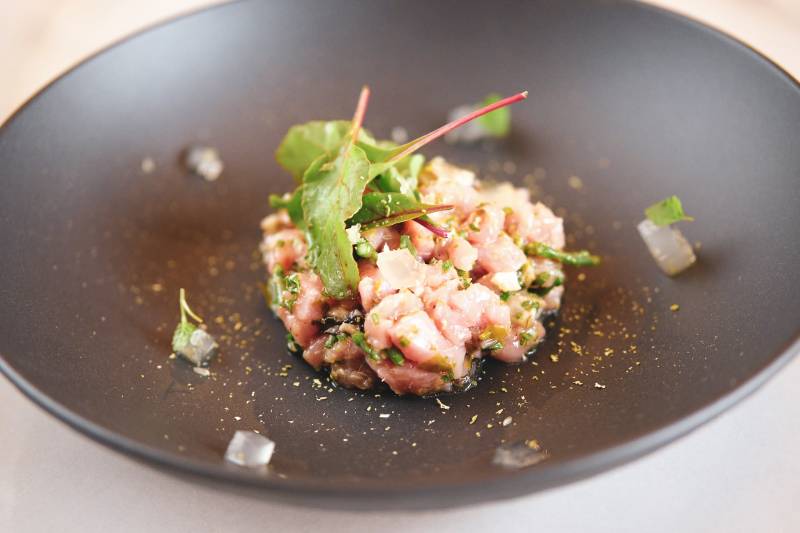 Tartare de veau, huîtres et salicorne, gelée de citron, chips de légumes et perles de citron