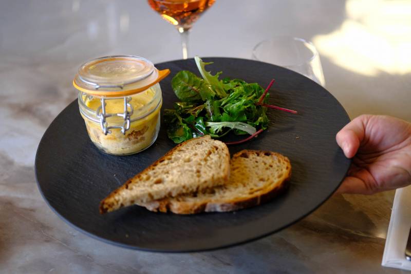 Le bocal de foie gras mi- cuit fait maison, chutney de figues fraîches et  pickles de champignons