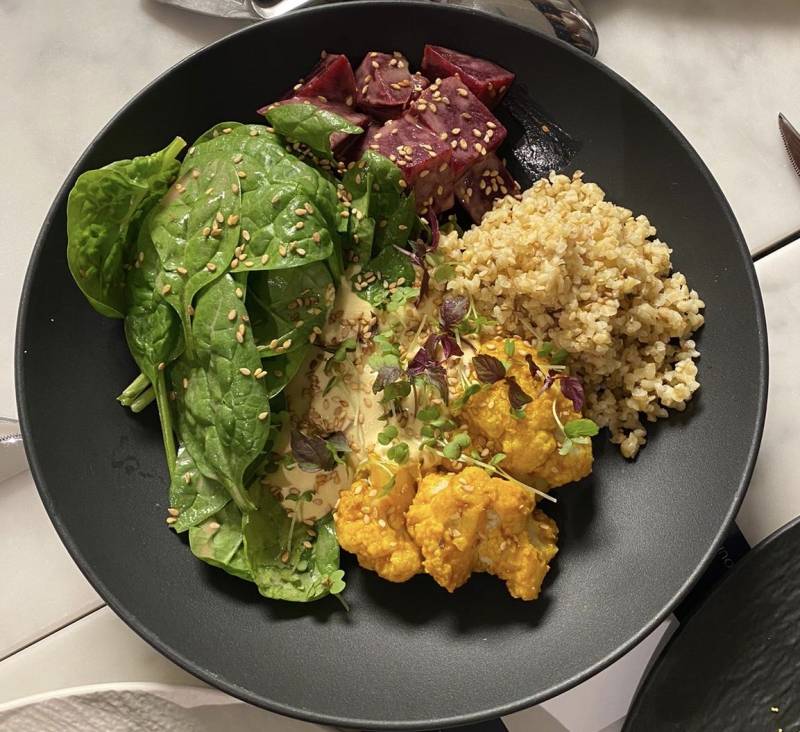 Le buddha bowl au boulgour, légumes d’automne et houmous au restaurant Le Clemenceau à Bordeaux